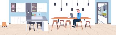 kafe masasında oturan işadamı dizüstü bilgisayar çalışma süreci kavramı modern kahve noktası mutfak iç düz tam uzunlukta yatay kullanarak iş adamı