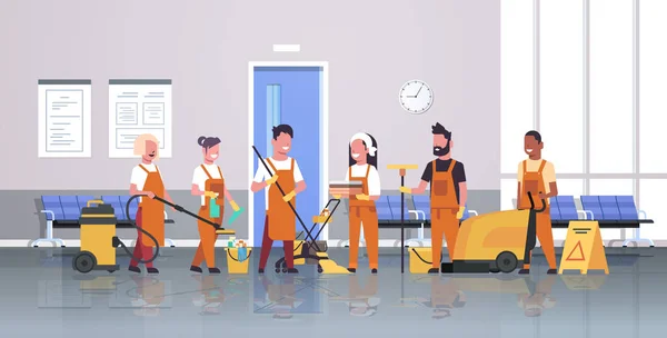 Équipe de concierges nettoyage concept de service hommes femmes nettoyeurs en uniforme travaillant ensemble avec équipement professionnel couloir moderne intérieur plat pleine longueur horizontale — Image vectorielle