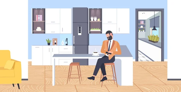 Hombre de negocios sentado en el mostrador utilizando teléfono inteligente aplicación móvil concepto de comunicación moderno café punto cocina interior plano longitud completa horizontal — Vector de stock