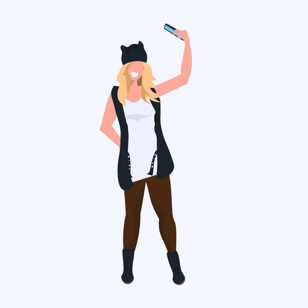 Mujer tomando foto selfie en el teléfono inteligente cámara casual personaje de dibujos animados femeninos chica modelo de pie pose plana de longitud completa — Vector de stock