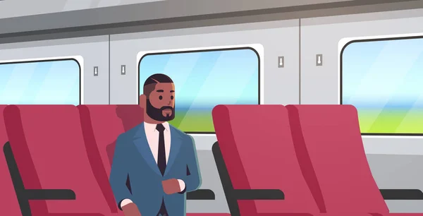 Iş gezisi sırasında rahat bir sandalyede oturan takım elbiseli afro-amerikan yolcu adam trenle seyahat uzun kısa mesafe toplu taşıma kavramı portre yatay seyahat — Stok Vektör