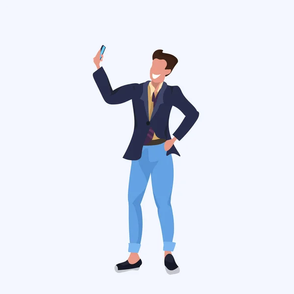 Hombre tomando foto selfie en la cámara del teléfono inteligente hombre de negocios casual personaje de dibujos animados masculinos posando longitud completa plana — Vector de stock
