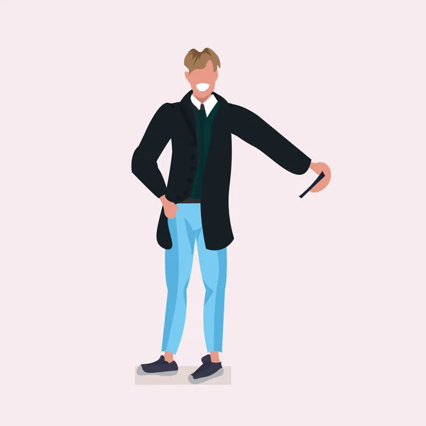 Hombre tomando foto selfie en la cámara del teléfono inteligente hombre de negocios casual con abrigo personaje de dibujos animados masculino posando de longitud completa plana — Vector de stock