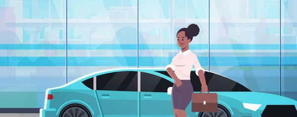 女商人站在豪华车附近非洲美国妇女正式穿持有手提箱去工作商业概念平特写肖像水平 — 图库矢量图片