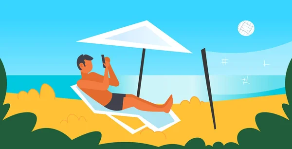 Homme bronzage sur la plage gars en maillot de bain en utilisant smartphone couché sur une chaise longue sous parapluie vacances d'été concept bord de mer fond mâle caractère pleine longueur plat horizontal — Image vectorielle