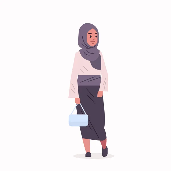 Arabische Frau im Hijab arabisches Mädchen mit Kopftuch traditionelle Kleidung stehend Pose arabische weibliche Cartoon-Figur mit Handtasche voller Länge flach — Stockvektor