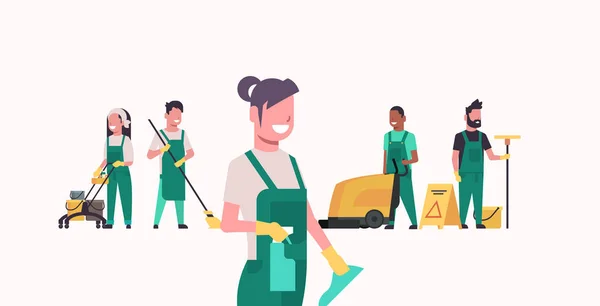Inservienti team servizio di pulizia concetto di pulizie maschili donne in uniforme che lavorano insieme con attrezzature professionali piatte a tutta lunghezza orizzontale — Vettoriale Stock