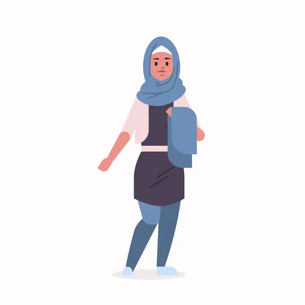 Mujer árabe en hijab chica árabe con pañuelo en la cabeza ropa tradicional de pie pose árabe personaje de dibujos animados femeninos plana — Vector de stock