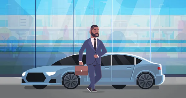 高級車の近くに立っているビジネスマンは、スーツケースを持ってスーツを着て、ビジネスコンセプトフラットフルレングス水平に行く — ストックベクタ