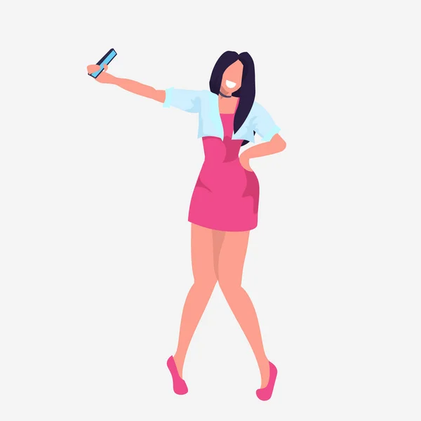 Seksowny kobieta biorąc selfie Fotografia aparat fotograficzny na smartphone postać poza płaski sukienka stojący tło uśmiechający się — Wektor stockowy