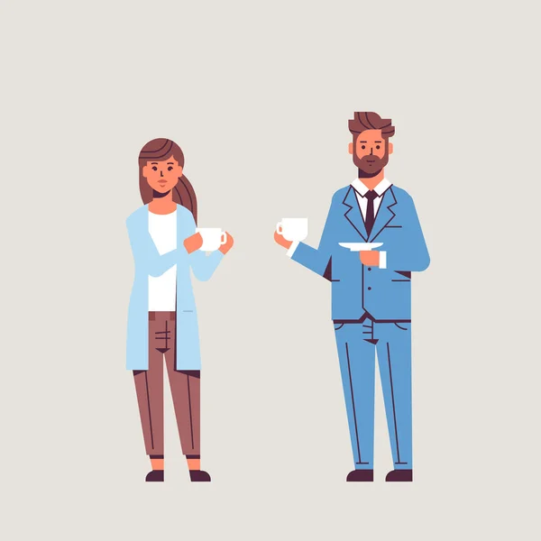 Företagare par dricker cappuccino under mötet affärsman kvinna diskuterar kollegor stående tillsammans kaffepaus koncept Flat full längd — Stock vektor