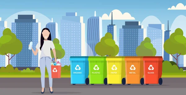 Kobieta trzymanie wiadro z tworzywa sztucznego śmieci w pobliżu kontenerów różne rodzaje recyklingu pojemniki segregacja koncepcja pejzaż poziomy płaski recykling tło zarządzanie śmieci — Wektor stockowy