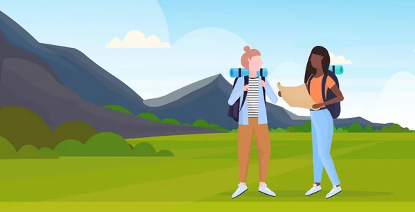 Pasangan pejalan kaki wanita dengan ransel memegang peta perjalanan gadis ras perencanaan rute hiking konsep wisatawan pada mendaki pegunungan latar belakang datar horisontal panjang penuh - Stok Vektor