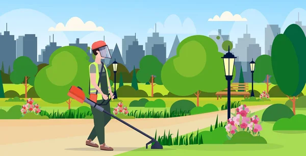 Man tuinman in uniform snijden gras met penseel Cutter tuinieren concept Urban City Park stadsgezicht achtergrond platte volledige lengte horizontaal — Stockvector