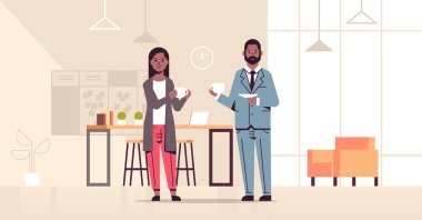 Modern adam Afrika düz içmek kadın kahve kavramı iç toplantı sırasında ofis yatay Çift