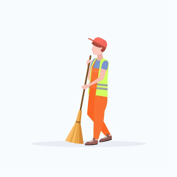 Man Street Cleaner Holding bezem man vegen garbage Cleaning Service concept volledige lengte platte witte achtergrond — Stockvector