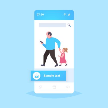 küçük çocuk kızı ile yürürken cep telefonu kullanan adam baba akıllı telefon bağımlılığın kavramı düz tam uzunlukta mobil uygulama
