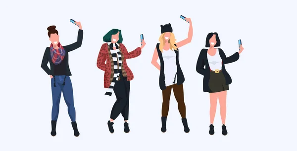 Frauen, die Selfie-Foto auf Smartphone-Kamera beiläufige weibliche Cartoon-Figuren Fotografieren in verschiedenen Posen weißen Hintergrund flache volle Länge horizontal — Stockvektor