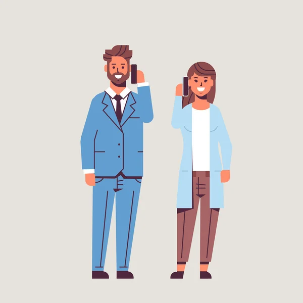 Hombres de negocios pareja usando teléfonos inteligentes hombre de negocios mujer haciendo llamadas hablando en el concepto de comunicación de teléfonos celulares colegas de pie juntos de longitud completa plana — Vector de stock