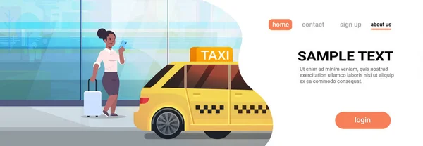 Üzletasszony használ mozgatható app elrendezés taxi-ra utca afrikai amerikai teendő nő-val csomag mellett sárga taxi város szállítás szolgáltatás fogalom teli hosszúság másol hely vízszintes — Stock Vector