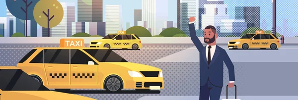 Zakenman vangen taxi op straat Afrikaanse Amerian zakenman met bagage stoppen gele taxi stad vervoer service concept stadsgezicht achtergrond portret platte horizontaal — Stockvector