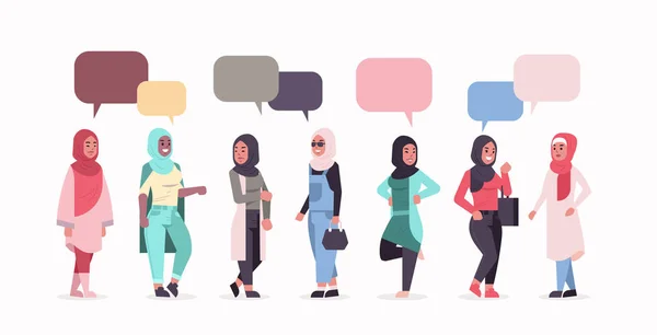 Αραβικό γυναίκες σε τζάμαντι chat φούσκα ομιλία Αραβικά κορίτσια φορώντας μαντίλα παραδοσιακά ρούχα στέκεται μαζί επικοινωνία έννοια πλήρες μήκος οριζόντια επίπεδη — Διανυσματικό Αρχείο