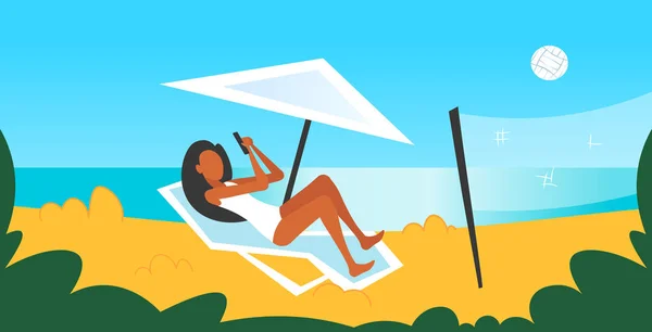 Bikini femme bronzage sur mer plage fille en maillot de bain en utilisant smartphone couché sur chaise longue sous parapluie vacances d'été concept bord de mer fond horizontal pleine longueur plat — Image vectorielle