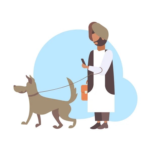 Árabe homem andando com cão árabe personagem em roupas tradicionais usando smartphone macho pessoa se divertindo com seu animal de estimação melhor amigo conceito plana comprimento total — Vetor de Stock