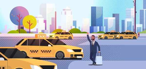 Hombre de negocios coger un taxi en la calle africano hombre de negocios ameriano con parada de equipaje taxi amarillo ciudad transporte concepto paisaje urbano fondo longitud completa plana horizontal — Archivo Imágenes Vectoriales