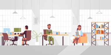 yaratıcı co-çalışma açık alan iş arkadaşları iş adamları işyerinde oturan ve yeni proje modern ofis iç düz tam uzunlukta yatay tartışıyor kurumsal personel çalışanları