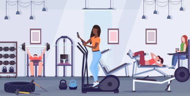 Stepper koşu bandı üzerinde eğitim gören Afro-Amerikan kız akıllı telefon kullanarak dijital cihaz bağımlılığı kavramını geliştiriyor modern spor salonu dahili düz yatay