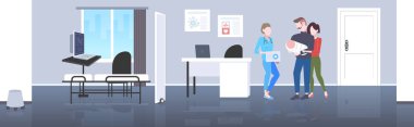 anne ve yenidoğan bebek mutlu aile ve doktorlar çift doğum sonrası çocuk doktoru danışma kavramı modern hastane kliniği iç düz tam boy yatay