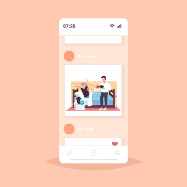 adam yatakta modern ev yatak odası iç gelecek ebeveynler de oturan hamile kadın için gıda ile kahvaltı tepsisi getiren aşk mutlu aile kavramı akıllı telefon ekran mobil uygulama tam uzunlukta düz