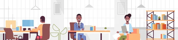 Funcionários corporativos trabalhando em co-trabalho criativo espaço aberto empresários afro-americanos sentados no local de trabalho discutindo novo projeto moderno escritório interior retrato horizontal —  Vetores de Stock