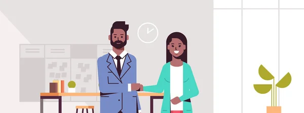 Parceiros de negócios homem mulher handshaking Africano americano casal mão shake durante reunião acordo parceria conceito moderno co-working centro escritório interior plana retrato horizontal — Vetor de Stock