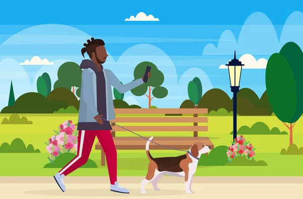 Африканский американец гуляет с собакой с помощью смартфона социальная сеть связи цифровые гаджет наркомании концепция городского городского парка пейзаж плоский по всей длине горизонтальный — стоковый вектор