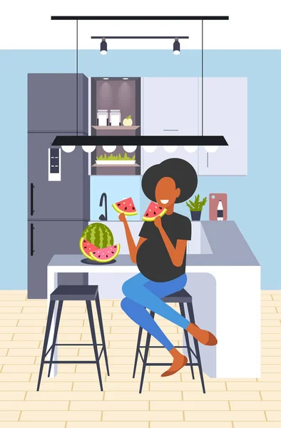 Femme enceinte manger pastèque fruits frais afro-américaine fille ayant plaisir grossesse et maternité concept cuisine moderne intérieur plat pleine longueur verticale — Image vectorielle