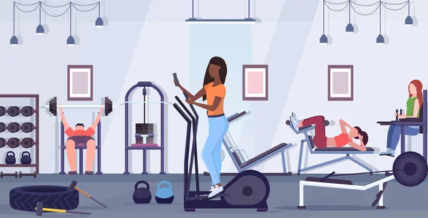 Woman training on stepper treadmill African American girl using smartphone while working out digital gadget addition concept modern gym studio interior full length οριζόντια — Διανυσματικό Αρχείο