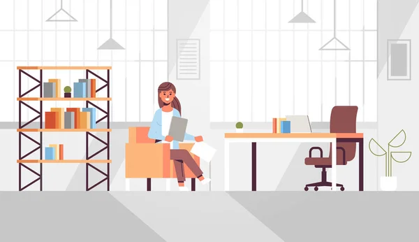 Affärskvinna sitter på arbetsplatsen skrivbord affärskvinna hålla pappersdokument förbereda rapport arbetsprocess koncept moderna kontor interiör platt horisontell — Stock vektor