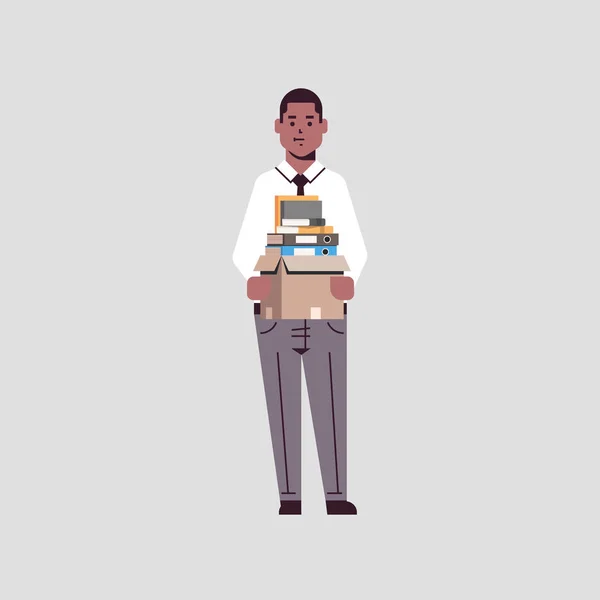 Empresario oficina trabajador holding caja con cosas cosas nuevo trabajo negocio concepto africano americano hombre dibujos animados carácter longitud completa plana — Vector de stock