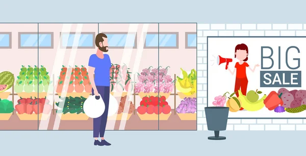 Příležitostný muž držící nákupy nákupní tašky chlápek stojící před obchodem s potravinami supermarket exteriér velký prodej nakupování koncept plochý vodorovně po celé délce — Stockový vektor