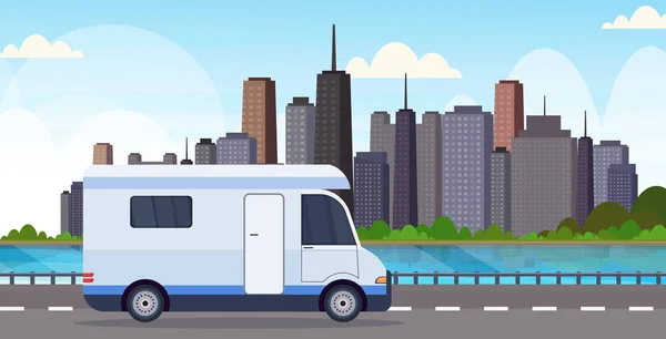 Wohnwagen Auto Reisen auf der Autobahn Freizeit Reise Fahrzeug Campingkonzept modern Stadtbild Hintergrund flach horizontal — Stockvektor