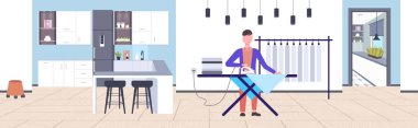 adam ütü giyim adam ev işi kavramı modern ev daire iç erkek çizgi film karakteri tam uzunlukta düz yatay yapıyor demir kullanarak