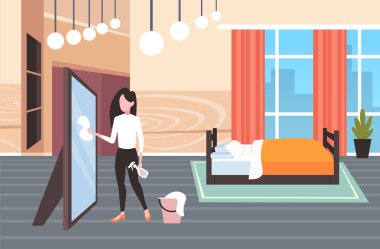 ev hanımı toz bezi ve sprey şişe kadın temizleyici silme cam ayna temizleme hizmeti kavramı modern yatak odası iç tam uzunlukta düz yatay kullanarak