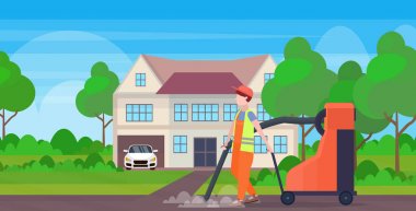 endüstriyel elektrikli süpürge adam vakumlama çöp sokakları temizlik hizmeti kavramı modern yazlık ev kırsal arka plan tam uzunlukta düz yatay kullanarak erkek sokak işçisi