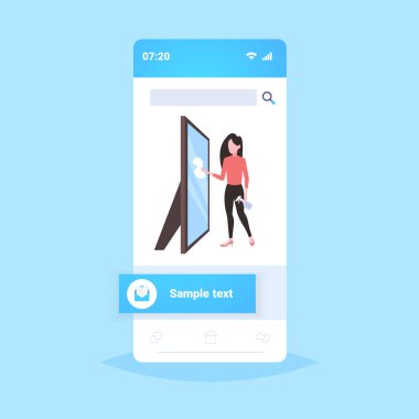 ev hanımı toz bezi ve sprey plastik şişe kadın temizleyici silme cam ayna temizleme hizmeti kavramı akıllı telefon ekranı online mobil uygulama tam uzunlukta düz kullanarak