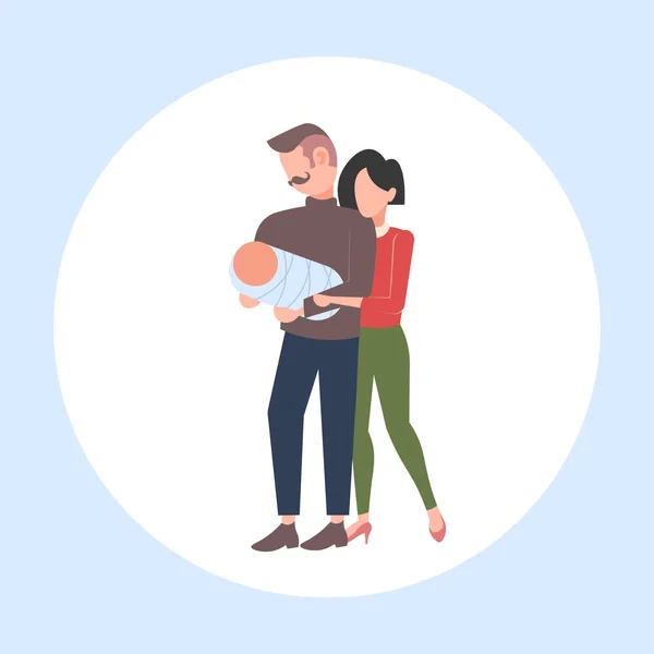 一緒に楽しんでいる父母と新生児は、新生児のフラットなフルレングスを保持する幸せな家族の親の概念男 — ストックベクタ
