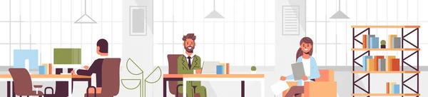 Firemní zaměstnanci zaměstnanci, kteří pracují v tvůrčí spolupráci otevřený prostor spolupracovníci podnikatelé sedící na pracovišti a diskuse nový projekt moderní kancelářské prostory plochý portrét vodorovně — Stockový vektor