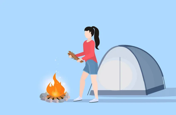Donna escursionista fare fuoco ragazza tenendo legna da ardere per falò trekking concetto di campeggio viaggiatore su escursione orizzontale a tutta lunghezza piatta vettoriale illustrazione — Vettoriale Stock