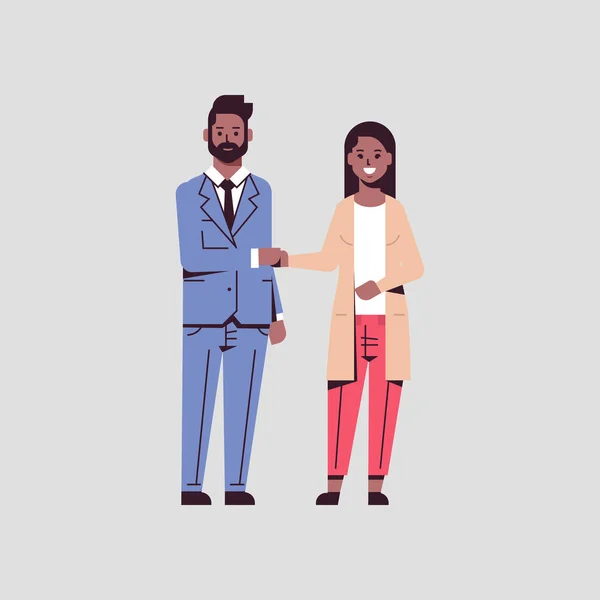Oameni de afaceri bărbat femeie strângerea de mână afro-american parteneri de afaceri cuplu strânge mâna în timpul întâlnirii acord de parteneriat concept plat lungime completă — Vector de stoc